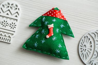 Noel, tahta beyaz arka planda yeni yıl dekorasyonu. Ağaç, eldiven, top.