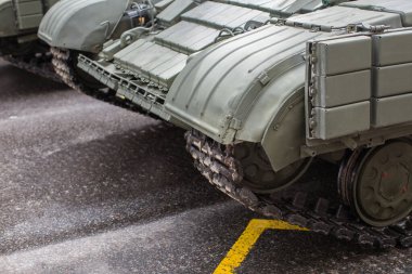 Askeri tank geçit töreninde hareket halinde..