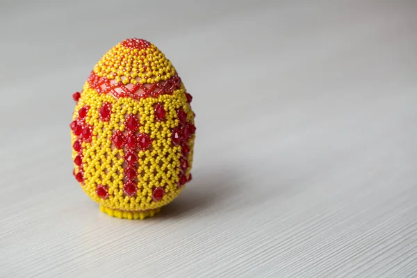 Uova decorate con piccole perline. Cose fatte a mano . — Foto Stock