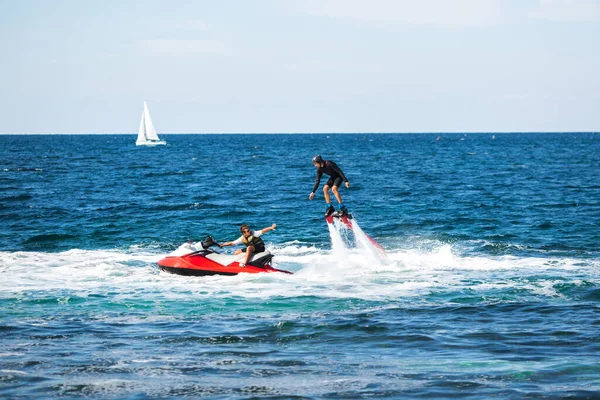 Silhueta de um piloto de prancha no mar . — Fotografia de Stock