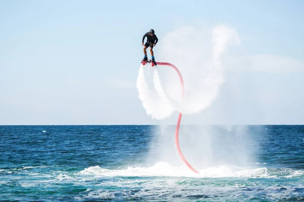 Silhueta de um piloto de prancha no mar . — Fotografia de Stock