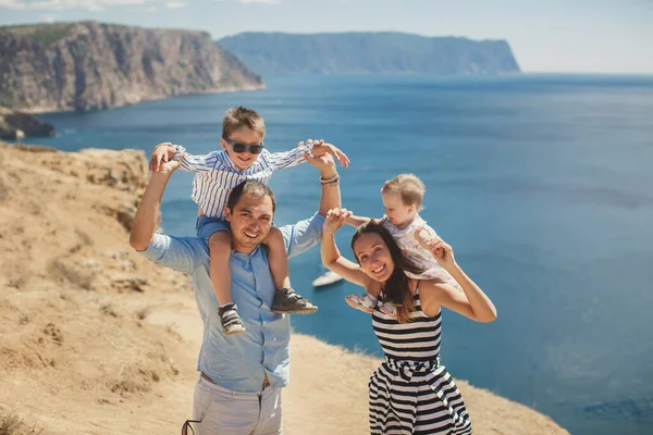 Портрет щасливої сім'ї на відкритому повітрі в горах . — стокове фото