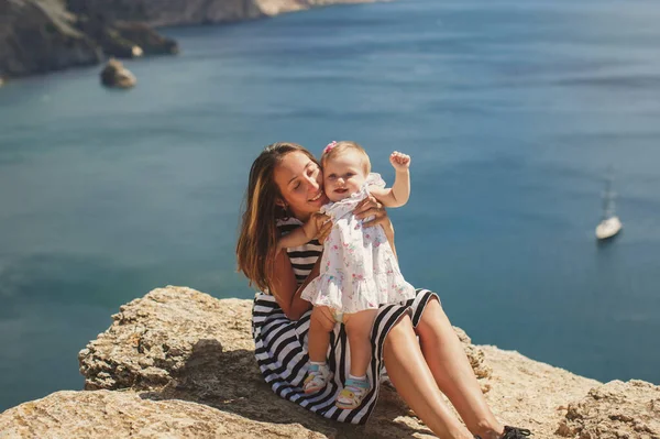 Mooie moeder en dochter op de berg. — Stockfoto