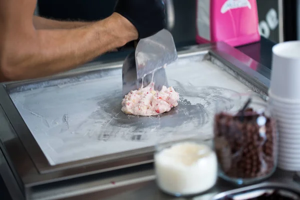 Revuelva los rollos de helado fritos en la bandeja de congelación. Helado laminado, helado hecho a mano. Máquina de helados fritos con bandeja refrigerada de acero . — Foto de Stock