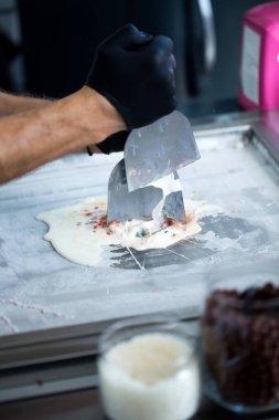 Dondurulmuş tavada kızartılmış dondurma. Sarılmış dondurma, el yapımı dondurma. Çelik soğutmalı kızarmış dondurma makinesi..
