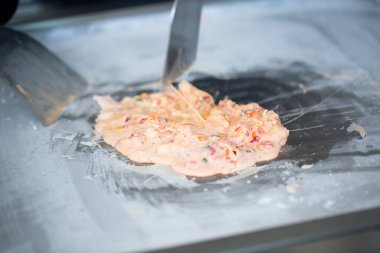 Dondurulmuş tavada kızartılmış dondurma. Sarılmış dondurma, el yapımı dondurma. Çelik soğutmalı kızarmış dondurma makinesi..