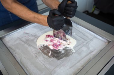 Dondurulmuş tavada kızartılmış dondurma. Sarılmış dondurma, el yapımı dondurma. Çelik soğutmalı kızarmış dondurma makinesi..