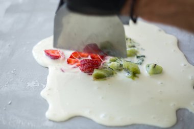 Dondurulmuş tavada kızartılmış dondurma. Sarılmış dondurma, el yapımı dondurma. Çelik soğutmalı kızarmış dondurma makinesi..