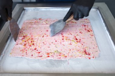 Dondurulmuş tavada kızartılmış dondurma. Sarılmış dondurma, el yapımı dondurma. Çelik soğutmalı kızarmış dondurma makinesi..