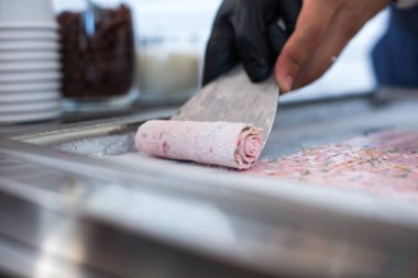 Dondurulmuş tavada kızartılmış dondurma. Sarılmış dondurma, el yapımı dondurma. Çelik soğutmalı kızarmış dondurma makinesi..