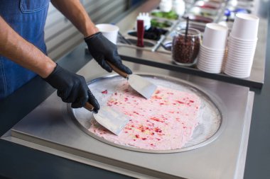 Dondurulmuş tavada kızartılmış dondurma. Sarılmış dondurma, el yapımı dondurma. Çelik soğutmalı kızarmış dondurma makinesi..