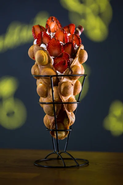 Hong Kong usulü çilekli yumurta waffle 'ı..