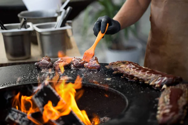 Chicken wings on barbecue grill street food outdoors festival. — Stock Photo, Image