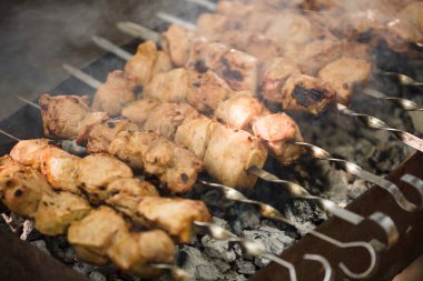 Salamura edilmiş şiş mangal ızgarasında mangal yapmaya hazırlanıyor. Şiş kebap ya da Şiş kebap Doğu Avrupa 'da popüler. Shashlyk aslında kuzudan yapılmıştı.