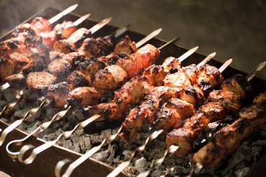 Salamura edilmiş şiş mangal ızgarasında mangal yapmaya hazırlanıyor. Şiş kebap ya da Şiş kebap Doğu Avrupa 'da popüler. Shashlyk aslında kuzudan yapılmıştı.