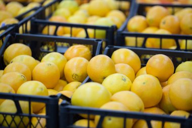 Süpermarkette kutulardaki portakallar. Sağlıklı yemek. vitaminler.