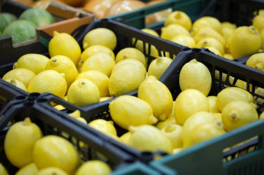Süpermarkette kasalarda limonlar. Sağlıklı yemek. vitaminler.