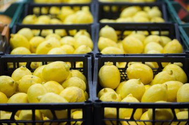 Süpermarkette kasalarda limonlar. Sağlıklı yemek. vitaminler.