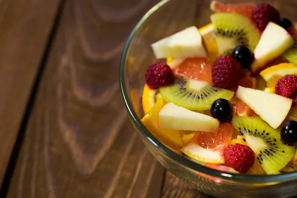 Köstlicher Obstsalat im Teller auf dem Tisch in Großaufnahme. — Stockfoto