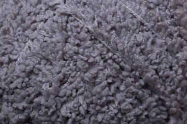 İplikler bobinin üzerinde yoğun bir şekilde toplanmış..