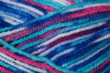 İplikler bobinin üzerinde yoğun bir şekilde toplanmış..