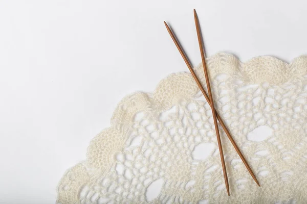 白地に糸と編み物の玉. — ストック写真