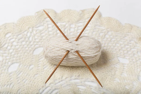 白地に糸と編み物の玉. — ストック写真