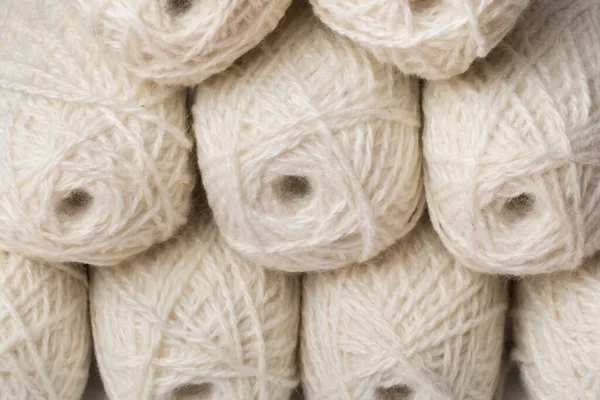 Lotes de fios de lã branca em um fundo branco . — Fotografia de Stock