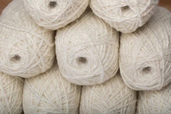 Lotes de fios de lã branca em um fundo branco . — Fotografia de Stock
