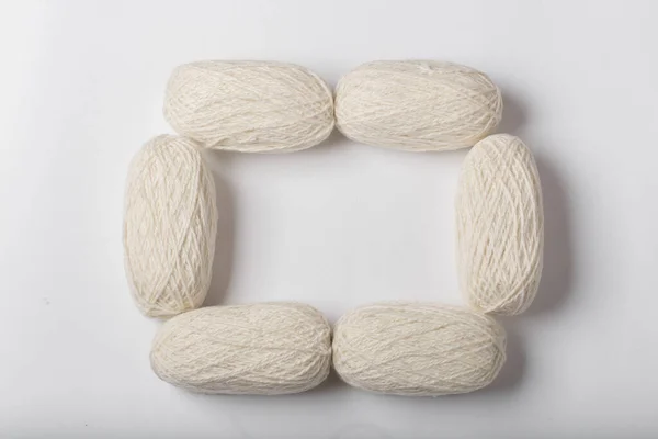 Quadro feito de meadas de fios de lã branca . — Fotografia de Stock