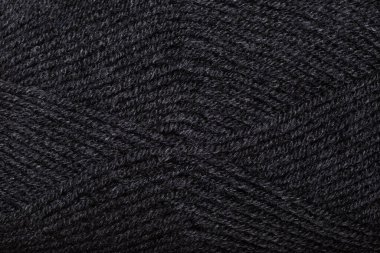 İplikler bobinin üzerinde yoğun bir şekilde toplanmış..