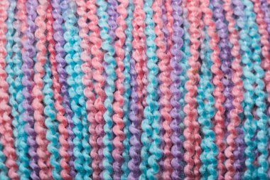 İplikler bobinin üzerinde yoğun bir şekilde toplanmış..