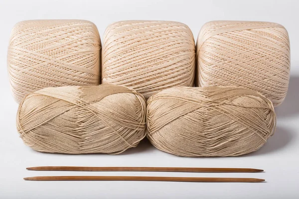 Fios de lã com raios para tricô isolados no fundo branco . — Fotografia de Stock