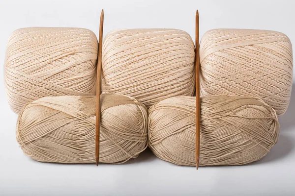 Fios de lã com raios para tricô isolados no fundo branco . — Fotografia de Stock