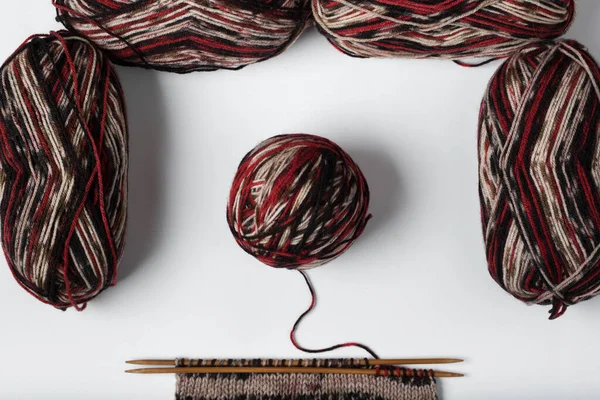 ウールのボールと不完全な編み物プロジェクト. — ストック写真