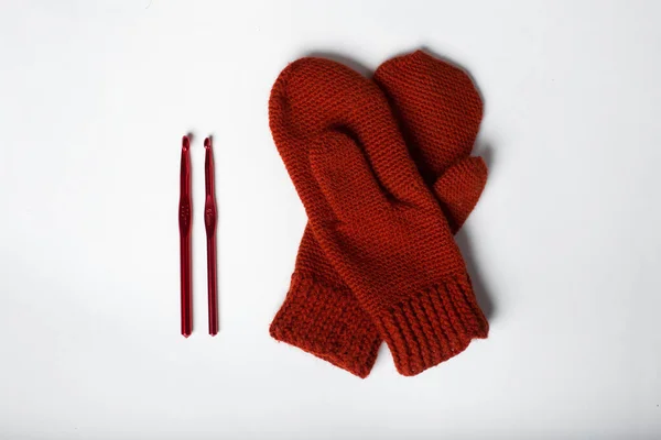 Πλεκτά γάντια σε κόκκινο σε λευκό φόντο. — Φωτογραφία Αρχείου