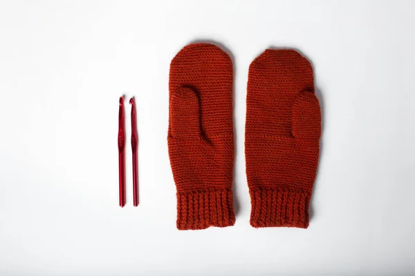 Πλεκτά γάντια σε κόκκινο σε λευκό φόντο. — Φωτογραφία Αρχείου