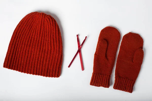 Cappello lavorato a maglia con guanti rossi su sfondo bianco . — Foto Stock