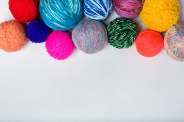 Renkli iplik yumakları. Yukarıdan bak. Gökkuşağının tüm renkleri. Örgü örneği. Tığ işi..