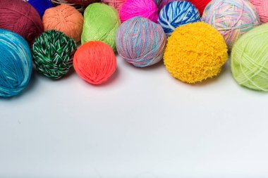 Renkli iplik yumakları. Yukarıdan bak. Gökkuşağının tüm renkleri. Örgü örneği. Tığ işi..