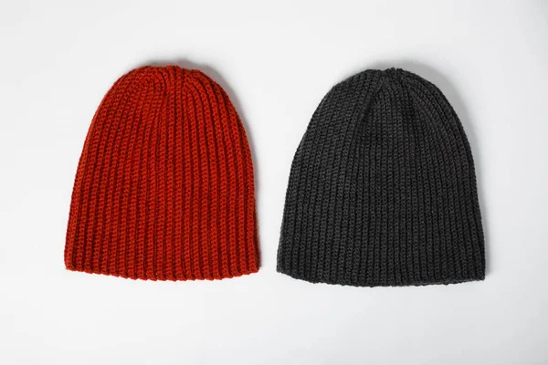 Cappello lavorato a maglia in rosso e nero su fondo bianco . — Foto Stock