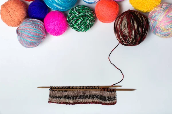 色糸のボール。上からの眺め。虹のすべての色。サンプルニット。かぎ針編み. — ストック写真