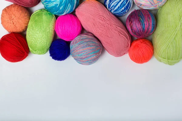 色糸のボール。上からの眺め。虹のすべての色。サンプルニット。かぎ針編み. — ストック写真