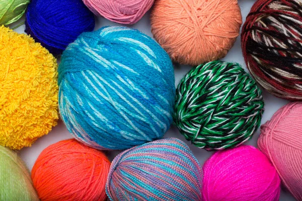 糸の色玉。上からの眺め。虹色だ。すべての色。編み物の糸。糸の皮. — ストック写真