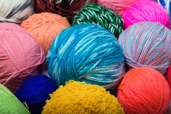 糸の色玉。上からの眺め。虹色だ。すべての色。編み物の糸。糸の皮. — ストック写真