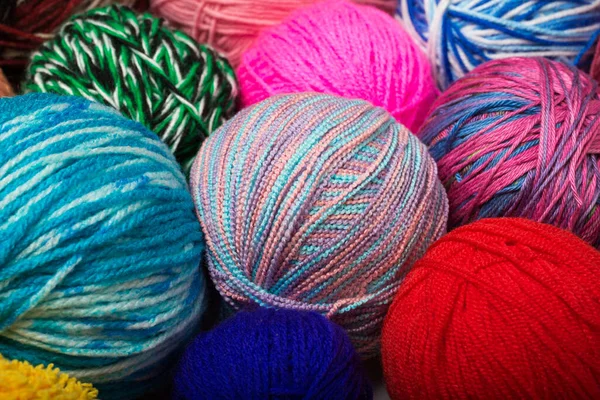 色彩斑斓的纱球。从上面看彩虹色各种颜色。织毛衣用纱线。纱线的弹孔. — 图库照片