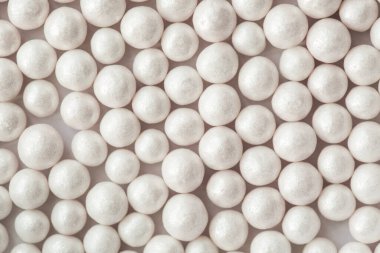 Şeker beyaz nane şekeri deseni siyah arkaplan.