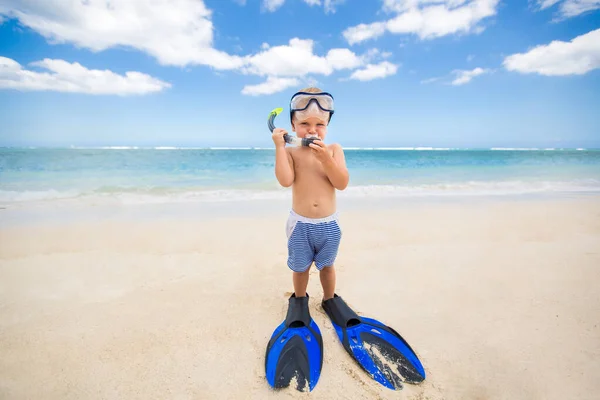 Petit garçon avec masque de plongée et palmes vont nager à la plage — Photo