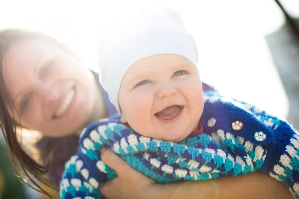 Портрет усміхненої матері і дитини на відкритому повітрі — стокове фото