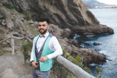 Takım elbiseli bir adam. Damadın portresi. Gülümseyin..